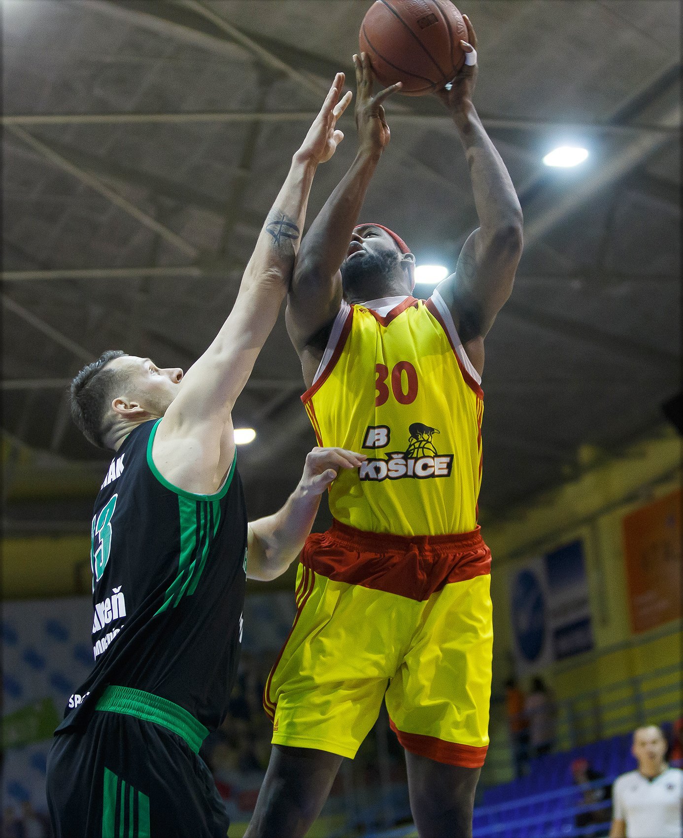 KB Košice vs. MBK Handlová, Lee (30) vs. Sedmák (13) (Foto: Jäzva)
