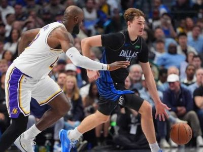 VIDEO: Nováčik Flagg zostrelil oslabených Lakers a vyrovnal Wilta Chamberlaina