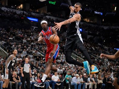 VIDEO: McCollum takmer trafil neuveriteľnú strelu, zranenie Wembanyamu