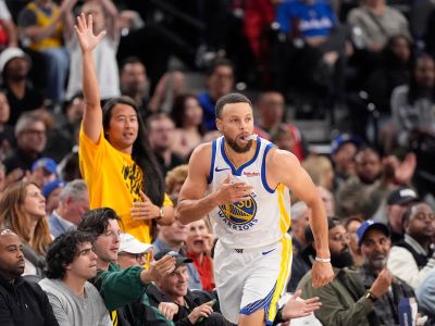 VIDEO: Golden State prehrávalo v 4. štvrtine o 13 bodov, ale Curry mu vystrieľal nádej