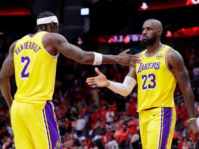VIDEO: LeBron James predviedol ďalší úžasný výkon a Lakers majú mečbal