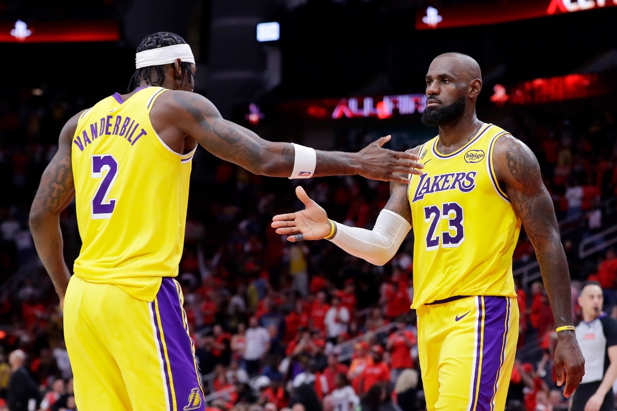 VIDEO: LeBron James predviedol ďalší úžasný výkon a Lakers majú mečbal