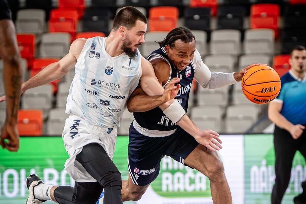 FOTO/VIDEO: Nevydarený večer slovenského klubového basketbalu dokonal Slovan