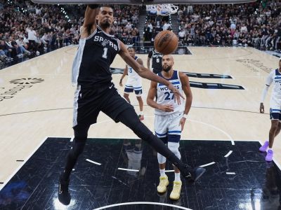VIDEO: Wemby po treste exceloval, San Antonio má postupový mečbal