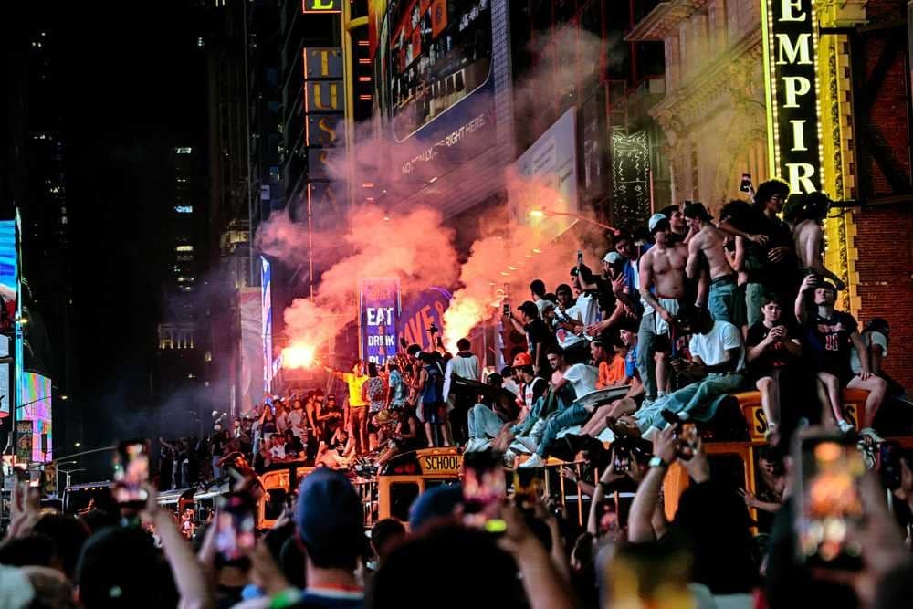 VIDEO: Streľba, útoky nožom, zranení civilisti či policajti, aj takto vyzerali oslavy titulu v NBA