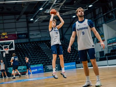 Slováci dnes proti rozbehnutým Britom pred vypredanou arénou